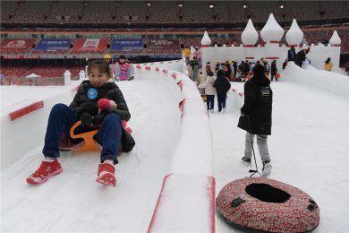 Trẻ em vui chơi trong lễ hội mùa đông tại sân vận động 
