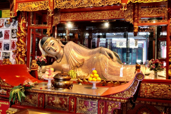 Những bức tượng Phật ngọc bên trong chùa 