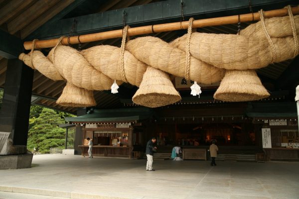 cuộn rơm Shimenawa là biểu tượng của đền Izumo Taisha