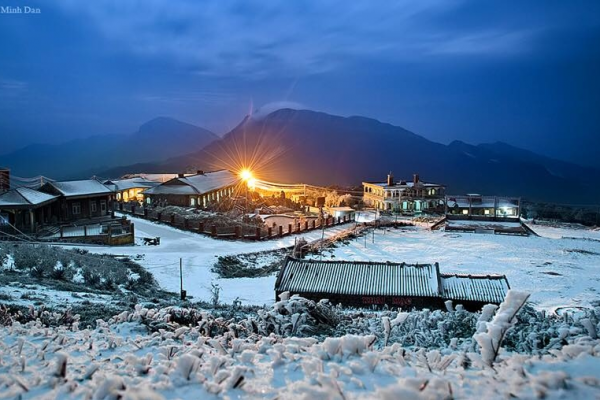 Đỉnh Núi Phủ đầy Tuyết khi mùa đông về