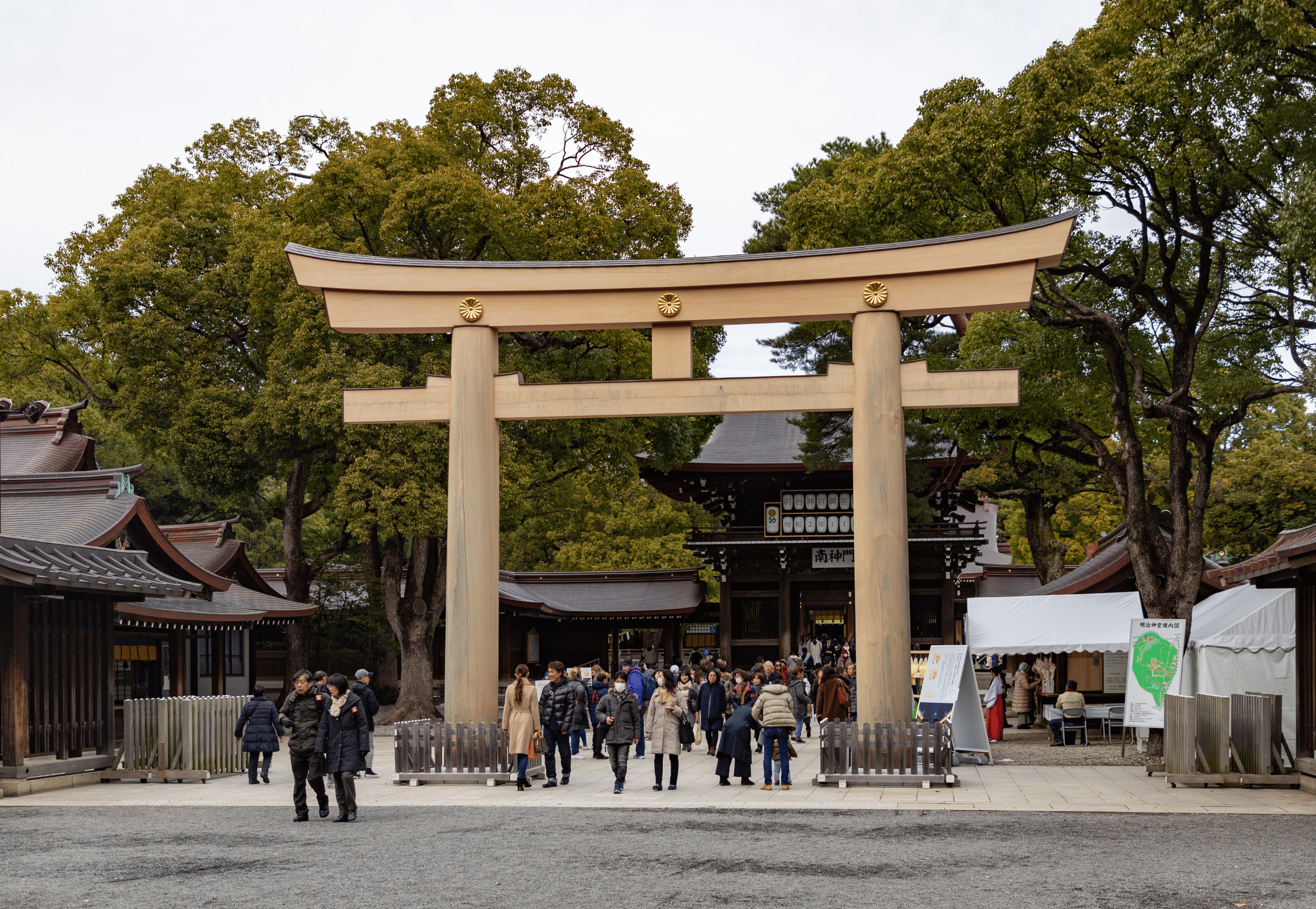 Cổng ra vào được xây dựng theo phong cách truyền thống Nhật Bản