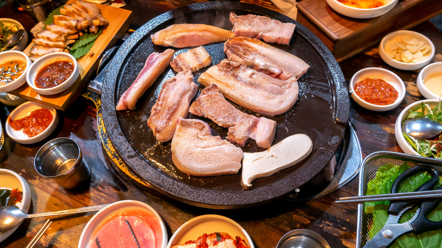 Thưởng Thức Samgyeopsal Cùng Bạn Bè Trong Nhà Hàng